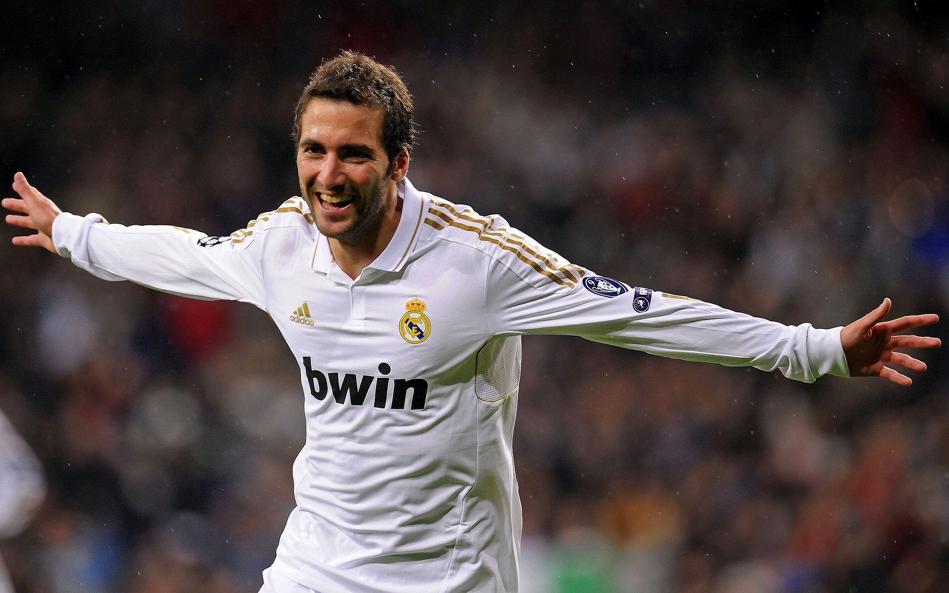 当希腊的海水吞没摩洛哥的火焰，戈麦斯在绝境中定义的超级英雄